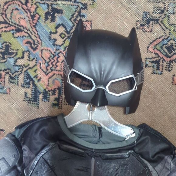 DC Comics Justice League Tactical Batman Costume 5-6 - Picture 5 of 9